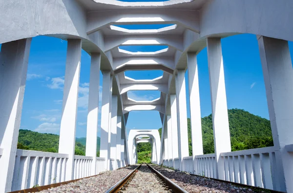 ランプーン、タイの青空に対して古い白い鉄道橋建設. — ストック写真