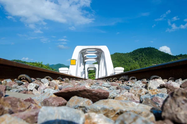 Gammel hvit jernbanebro bygget mot en blå himmel i Lamphun, Thailand . – stockfoto