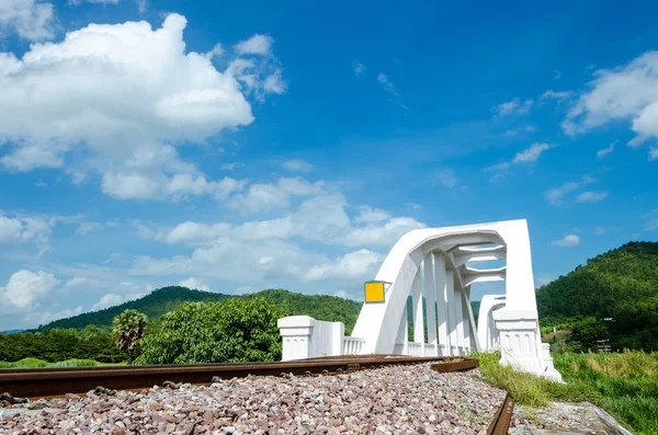 ランプーン、タイの青空に対して古い白い鉄道橋建設. — ストック写真