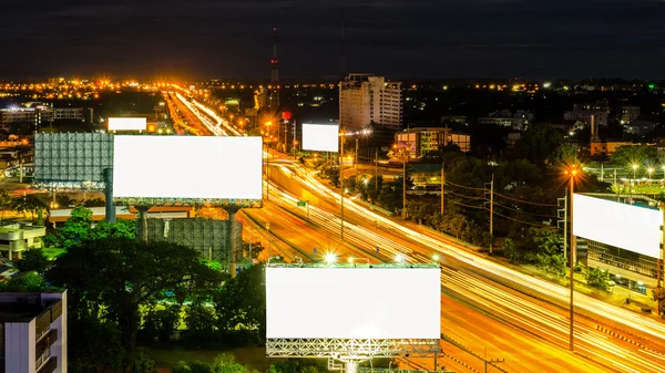 Autópálya-éjjel a fehér képernyő billboard felülnézet — Stock Fotó