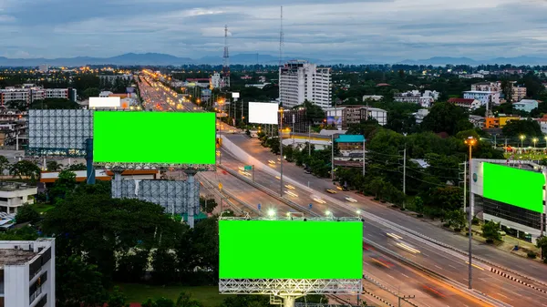 Vista dall'alto dell'autostrada di notte con cartellone verde Foto Stock