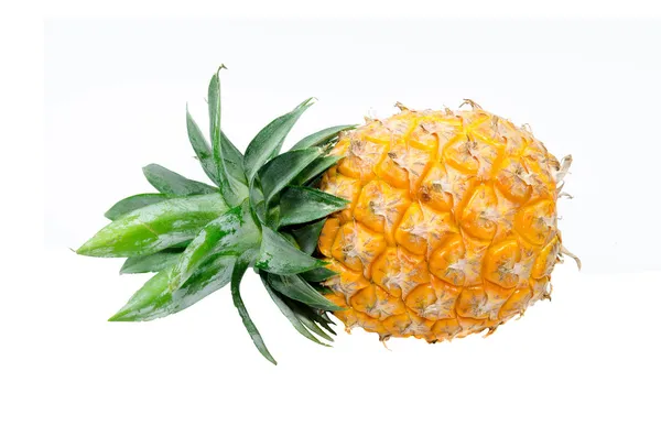 Ananas isolerad på vit — Stockfoto