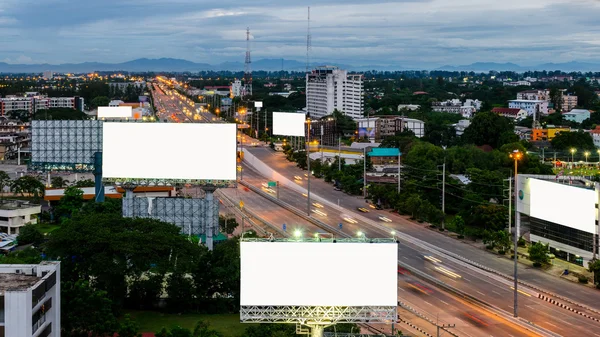 Pohled shora na dálnici v noci s bílou obrazovku billboard — Stock fotografie