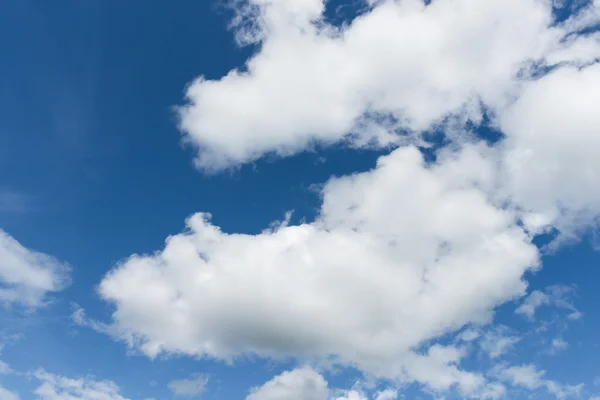 Céu azul com nuvem — Fotografia de Stock