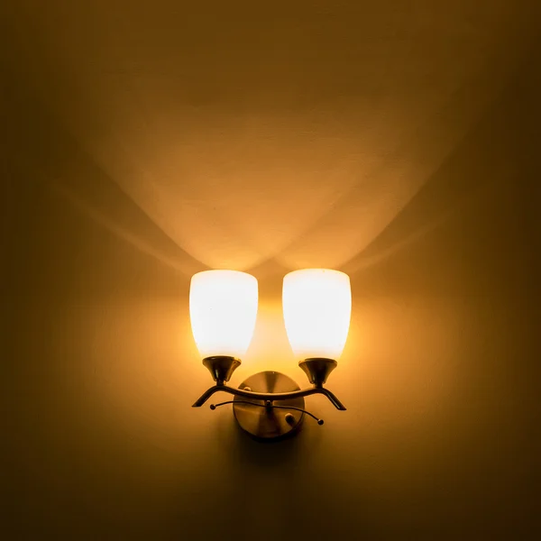 Lamp op de muur. — Stockfoto