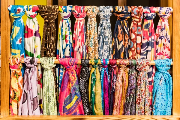 La tienda de bufandas en el mercado —  Fotos de Stock