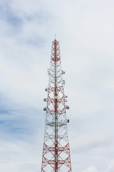 Mobiele telefoon communicatie antenne toren met de blauwe lucht en de wolken — Stockfoto