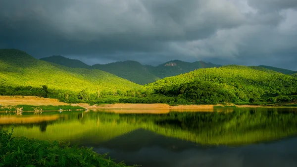 Reservoir with Mount — Stock Photo, Image