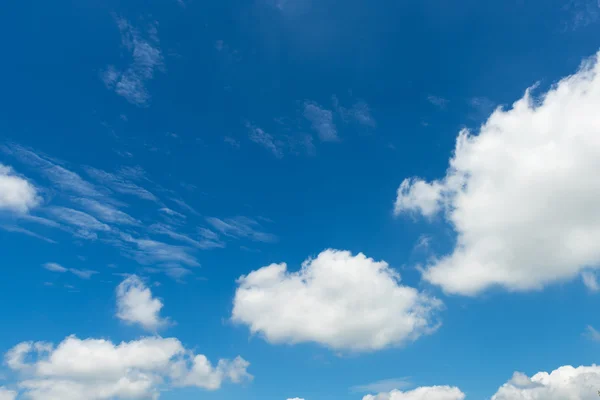 Ciel bleu avec nuage — Photo