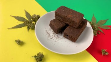 Hush Brownies beyaz tabakta ve ot tomurcukları Jamaika tarzı kakao tozuyla kaplı. Amsterdam, Hollanda 'daki kahve dükkanından sağlıklı THC CBD Kurabiyeleri