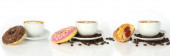 Kávové šálky ve stylu vykreslování izolované na bílém pozadí. Macchiato pije s listy navrchu. Bílé hrnky na talířích s kávovými semínky, čokoládou, malinovými oříšky a croissantem s marmeládou