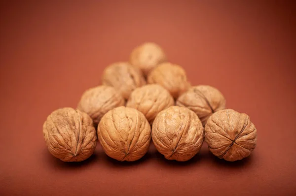 Kahverengi masadaki bilardo topları gibi üçgen şeklinde cevizler 