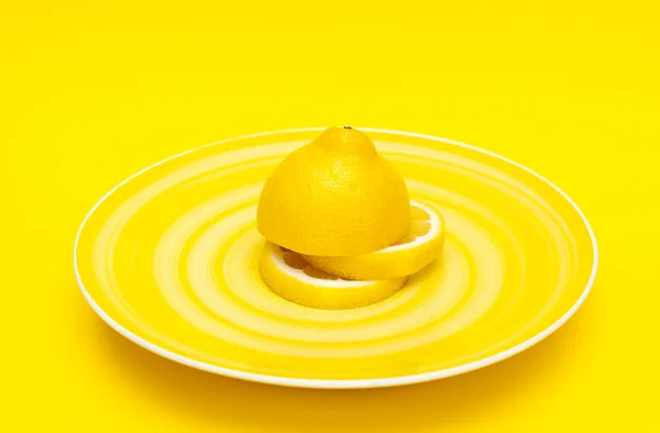Limón Jugoso Amarillo Rebanado Maravillosamente Plato Amarillo Concepto Servir Fruta — Foto de Stock