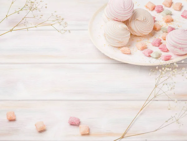 tatlı marshmallow zephyr karamel tatlılar çay ahşap arka plan