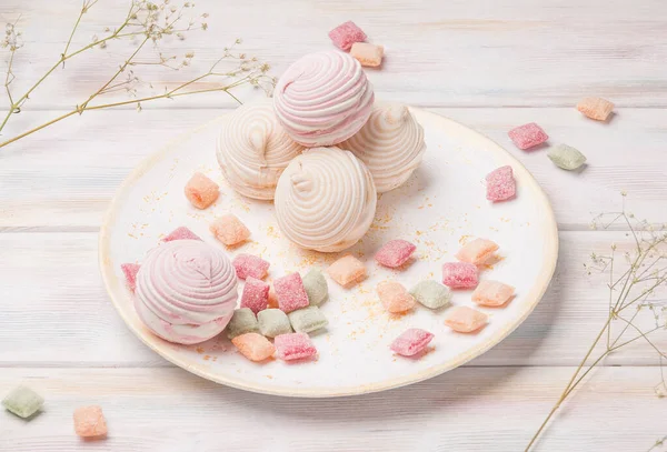 tatlı marshmallow zephyr karamel tatlılar çay ahşap arka plan