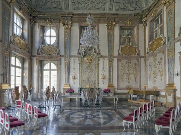 Мраморный зал во дворце Мирабель — стоковое фото