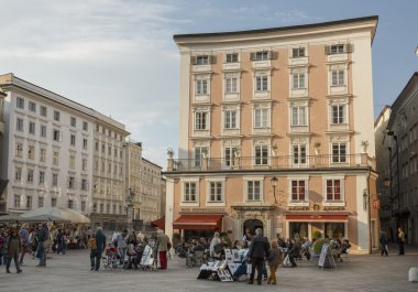 bir sürü insan ziyaret Salzburg popüler Caddesi