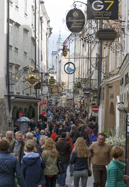 A lot of people visit the popular street of Salzburg — Stock Photo, Image