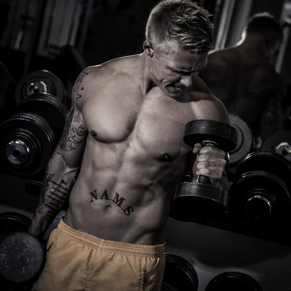 Hombres fuertes entrenando pesas —  Fotos de Stock