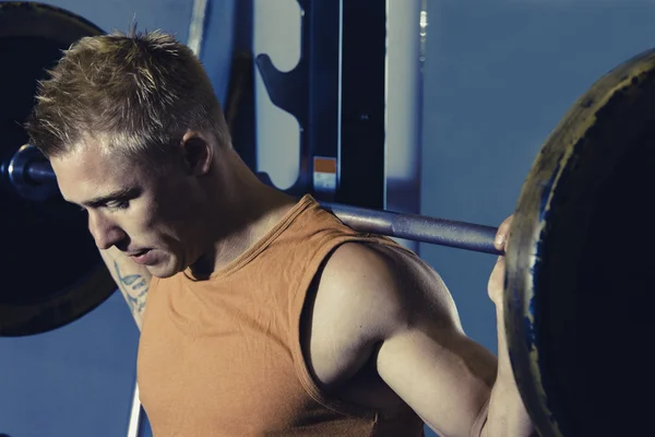 Starker Mann beim Training von Gewichten — Stockfoto