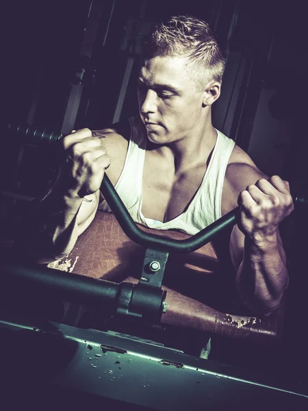 Güçlü adam eğitim ağırlıkları — Stok fotoğraf