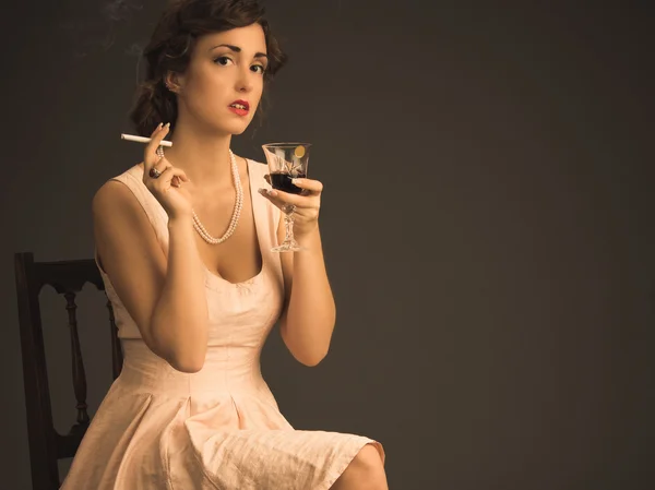 Vintage bir sigara ve bir kadeh kırmızı şarap tutan genç kadın portresi ilham verdi.