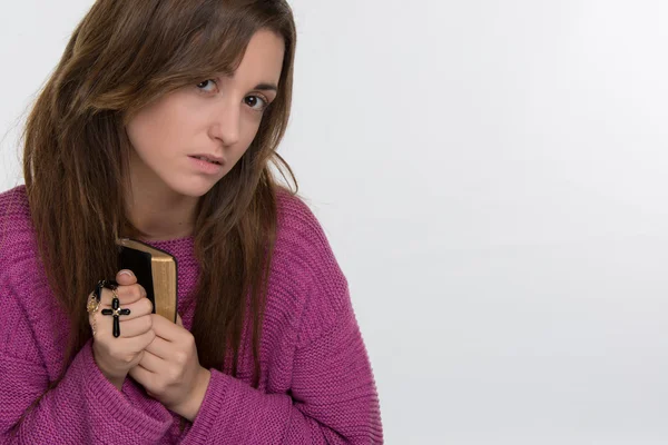 Woman with cross and psalm book — Stock Photo, Image