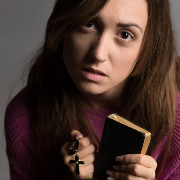 年轻的基督徒女子捧着一个十字架和诗篇书 — 图库照片