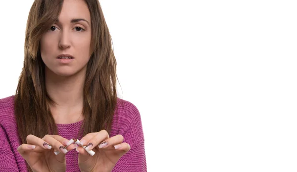 Mujer joven rompiendo un cigarrillo por la mitad —  Fotos de Stock