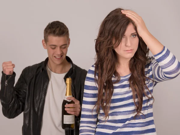 Jonge man feesten en jonge vrouw zorgwekkend — Stockfoto