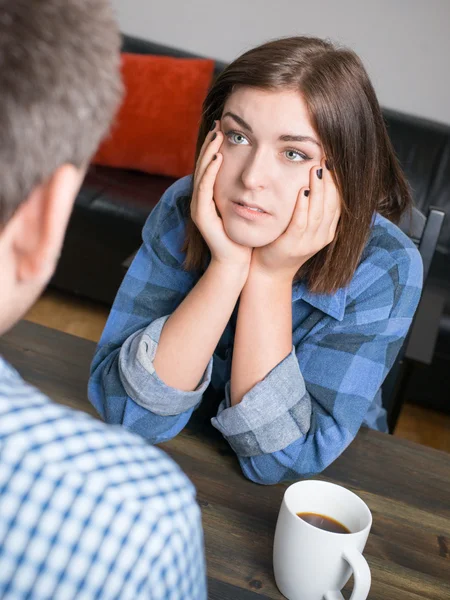 Giovane donna in conversazione con il maschio — Foto Stock