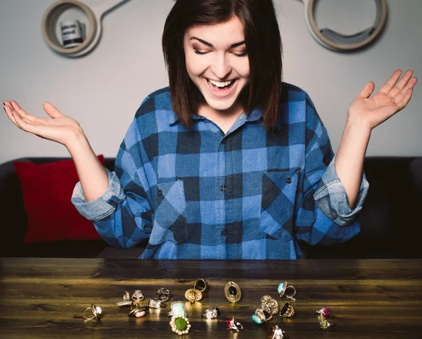 Mujer joven sonriente delante de muchos anillos —  Fotos de Stock