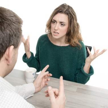 masada bir adamla tartışırken kadın