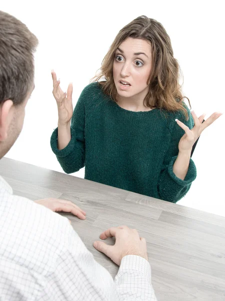 Mulher discutindo com o homem em uma mesa — Fotografia de Stock