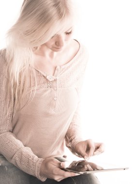 bir ipad tutan genç çekici kadın