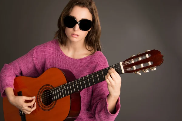 Молода сліпа жінка грає на гітарі — стокове фото