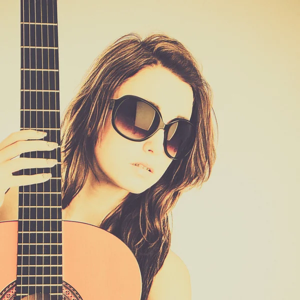acustic gitar tutan genç kadın
