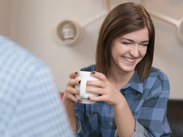 Ung kvinna i konversation tittar bort — Stockfoto