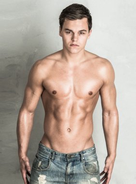 bir duvara rendelenmiş delikanlı imajını