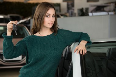 Araba Bayilik içinde arabanın anahtarını tutan genç esmer