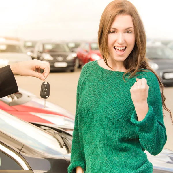 Femme excitée recevant la clé pour la voiture — Photo