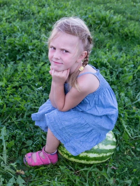 Дівчина Кавуном Сидить Траві Надворі — стокове фото