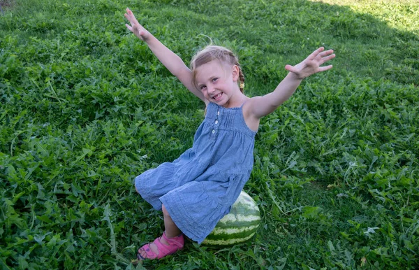 Een Meisje Met Een Watermeloen Zit Buiten Het Gras — Stockfoto