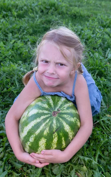 Ein Mädchen Mit Einer Wassermelone Sitzt Draußen Gras — Stockfoto