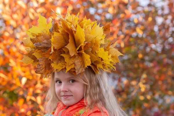 Otoño Retrato Una Niña Con Una Corona Hojas Arce Amarillo — Foto de Stock