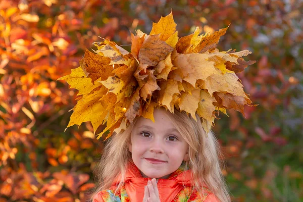 Autumn Portrait Girl Wreath Yellow Fallen Maple Leaves Her Head — Stock Photo, Image