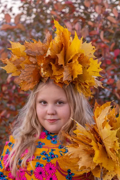 단풍나무 잎으로 화환을 소녀는 가을에 떨어진 아름다운 단풍나무 — 스톡 사진