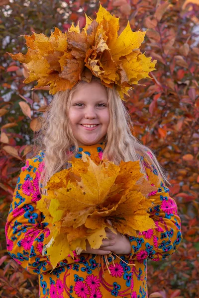 Herbst Ein Mädchen Mit Einem Kranz Aus Ahornblättern Auf Dem — Stockfoto