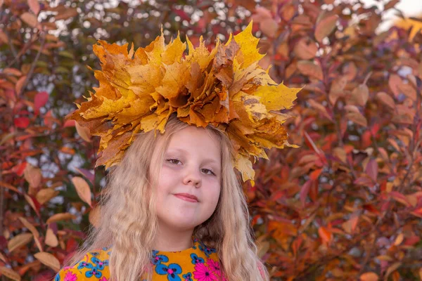Herbst Porträt Eines Mädchens Mit Einem Kranz Aus Gelben Ahornblättern — Stockfoto