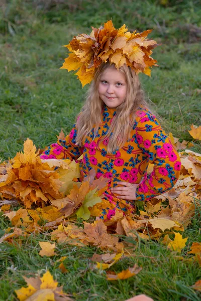 Herbst Ein Mädchen Mit Einem Kranz Aus Ahornblättern Auf Dem — Stockfoto
